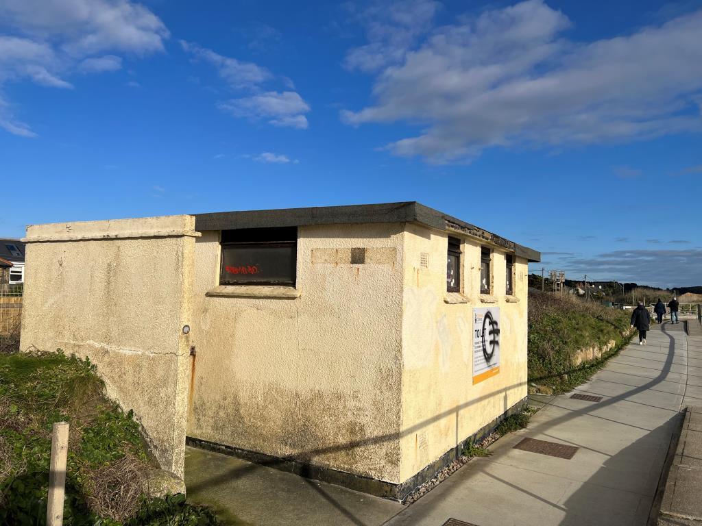 Lot: 76 - FORMER PUBLIC CONVENIENCES WITH LAND ENJOYING STUNNING VIEWS -